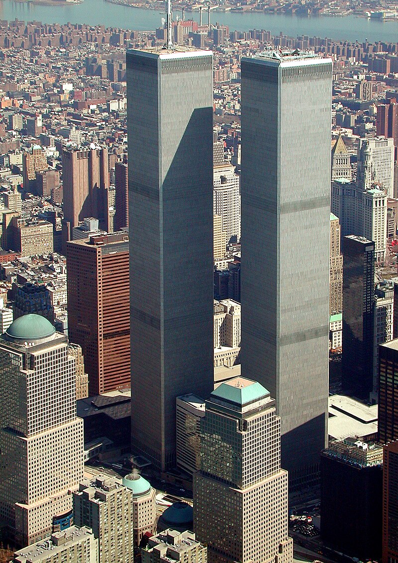 800px-World_Trade_Center%2C_New_York_City_-_aerial_view_%28March_2001%29.jpg