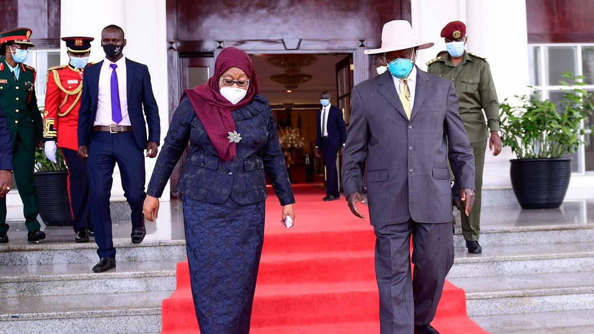 Ugandan President Yoweri Museveni and Tanzanian President Samia Suluhu Hassan.