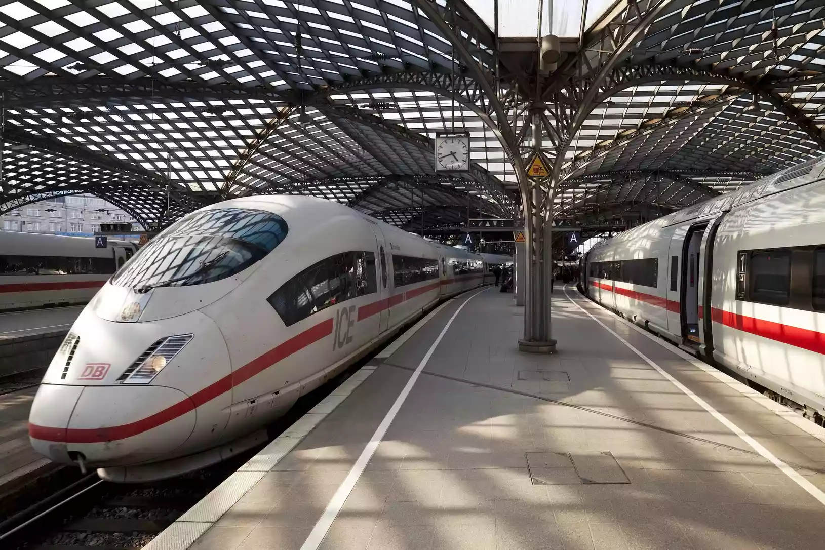 cologne-central-station--platform--intercity-ice--cologne--rhineland--north-rhine-westphalia--germany-928477536-5c52021046e0fb00014a2fd3.jpg